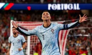 Ronaldo chạm mốc ghi 900 bàn