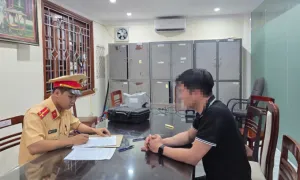 Tài xế ôtô đi lùi trên cao tốc bị phạt 35 triệu đồng