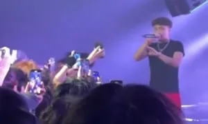 Rapper Trung Quốc dừng biểu diễn, giúp fan nữ bắt kẻ quấy rối tình dục