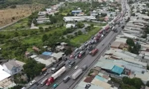 Tách làn ôtô tải nặng và xe máy trên hai tuyến cửa ngõ TP HCM